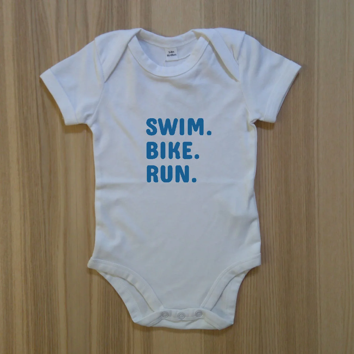 Strampler - Swim Bike Run - pastellblau - Babystrampler