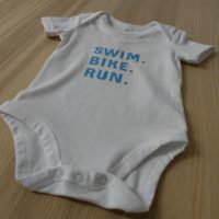 Strampler - Swim Bike Run - pastellblau - Babystrampler