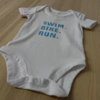 Strampler - Swim Bike Run - pastellblau - Babystrampler