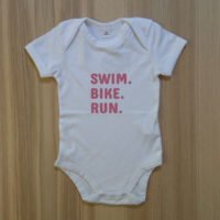 Strampler - Swim Bike Run - pastellrosa - Babystrampler