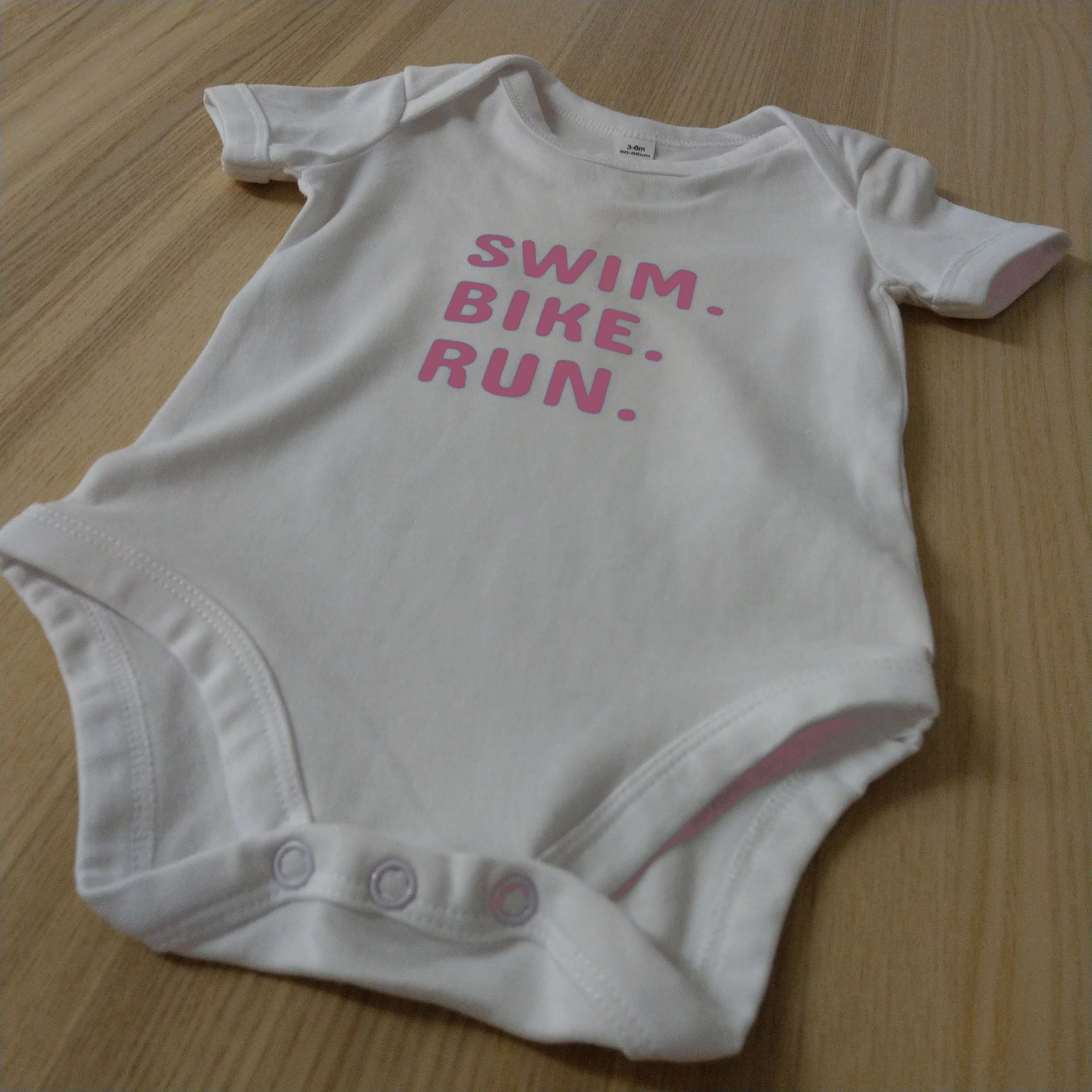 Strampler - Swim Bike Run - pastellrosa - Babystrampler